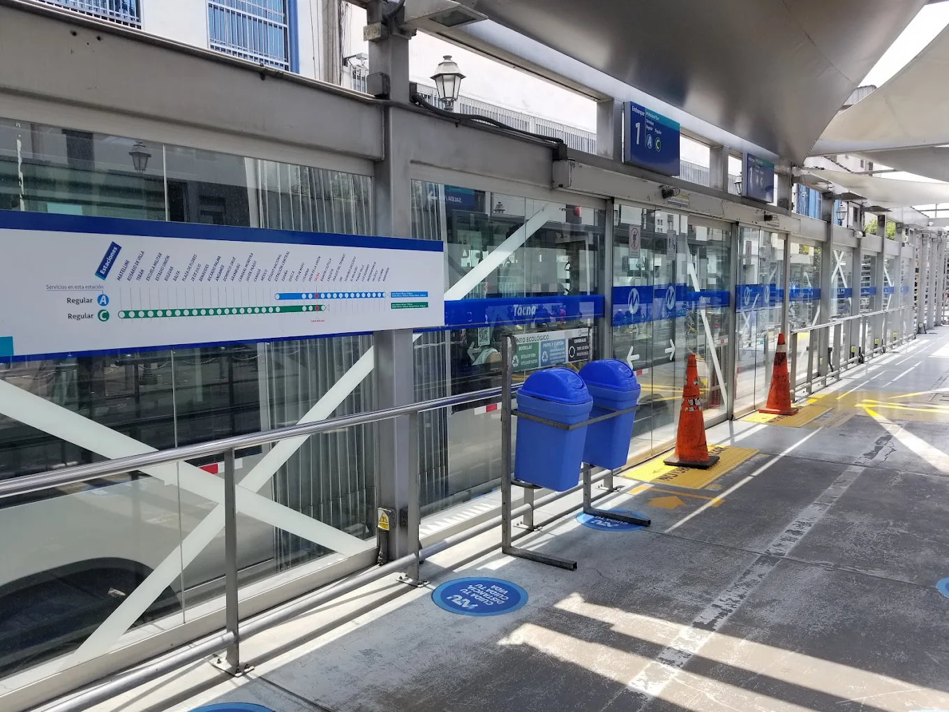 Andén de la estación Tacna del Metropolitano