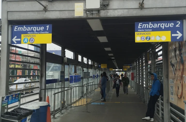Andenes y pasajeros en la estación Tomás Valle