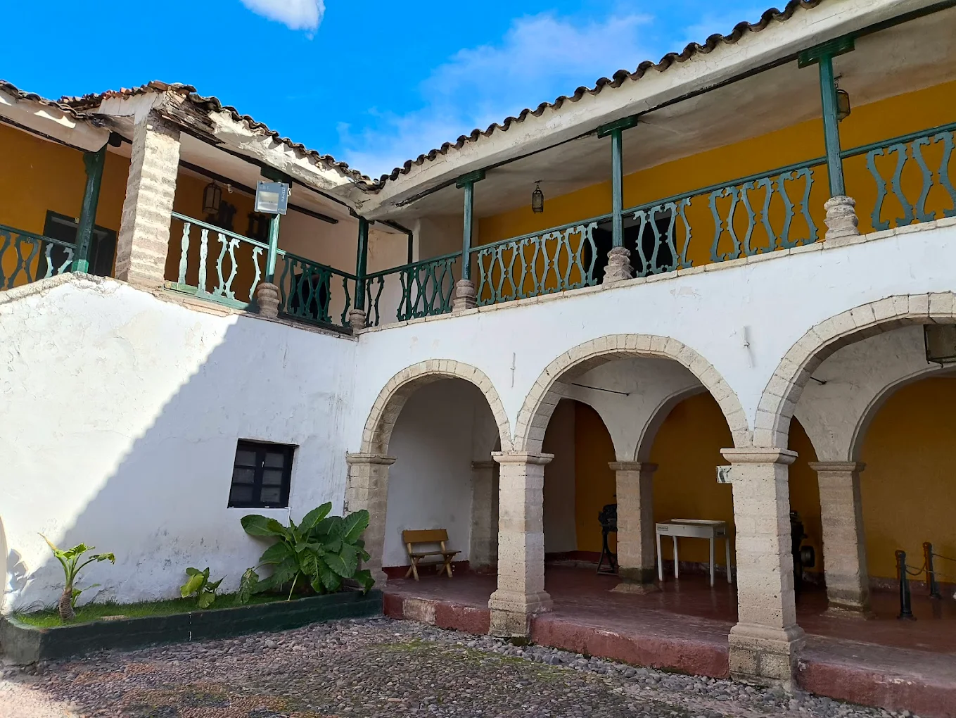Andrés A. Cáceres: Patio interior del museo histórico