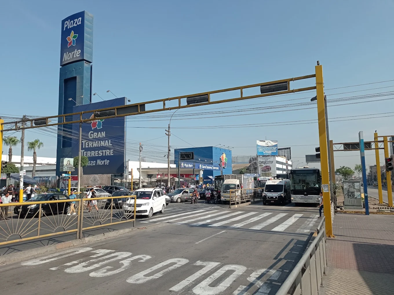 Avenida concurrida cerca de Plaza Norte