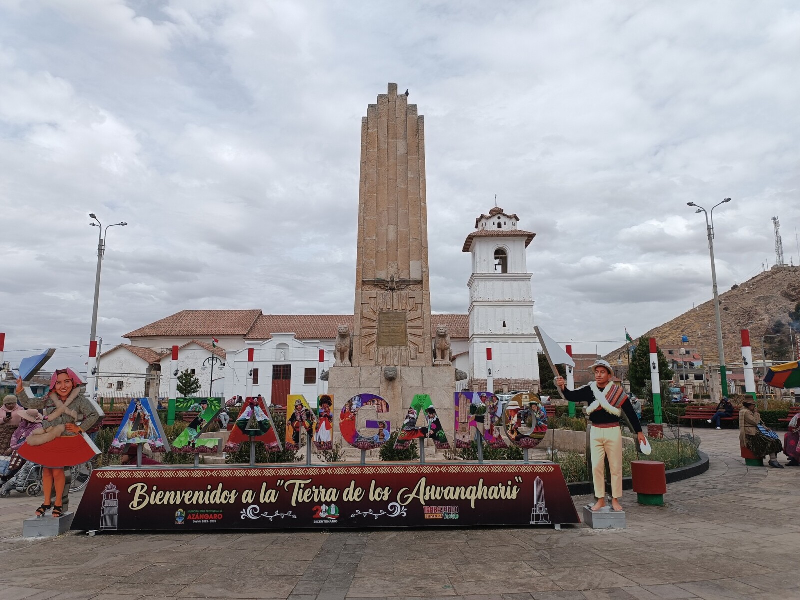 Azángaro: Plaza San Bernardo y su monumento central
