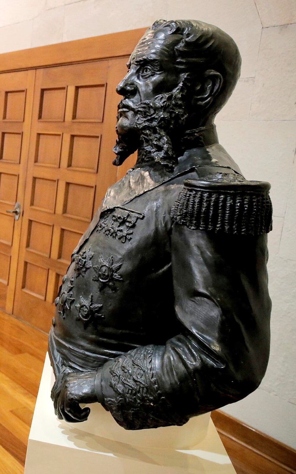 Busto de Cáceres: un legado en bronce