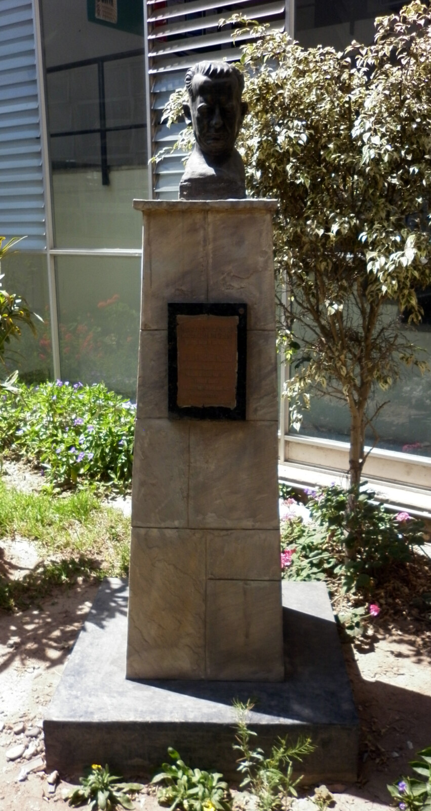 Busto de Luis E. Valcárcel en un jardín