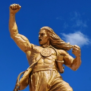 Bronce y cielo: estatua de Vilcapaza en Puno