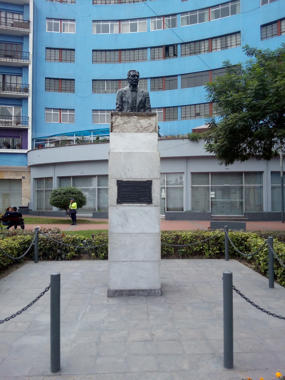 Busto en plaza: Federico Elguera Seminario