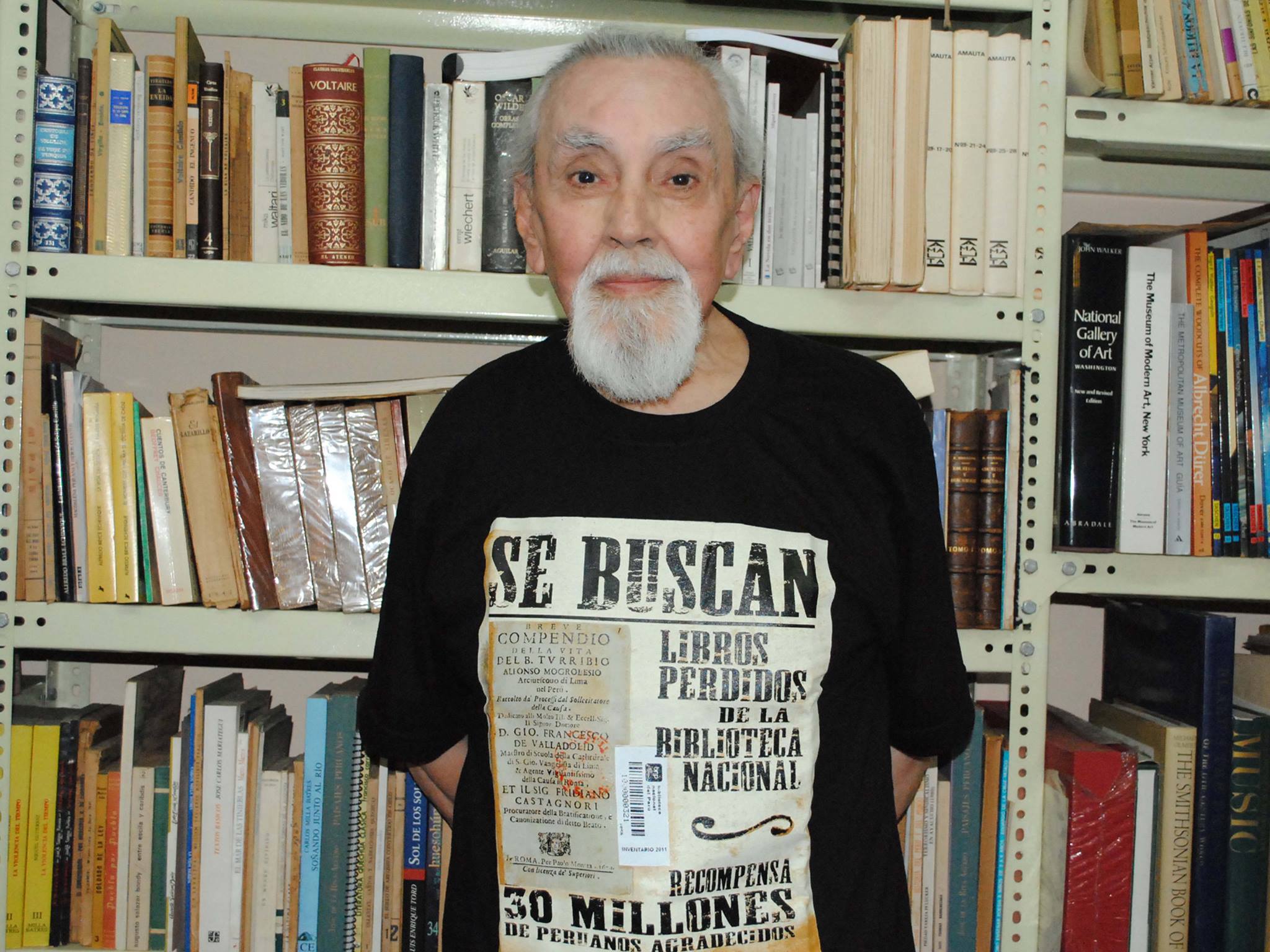 Carlos Araníbar: un intelectual rodeado de libros