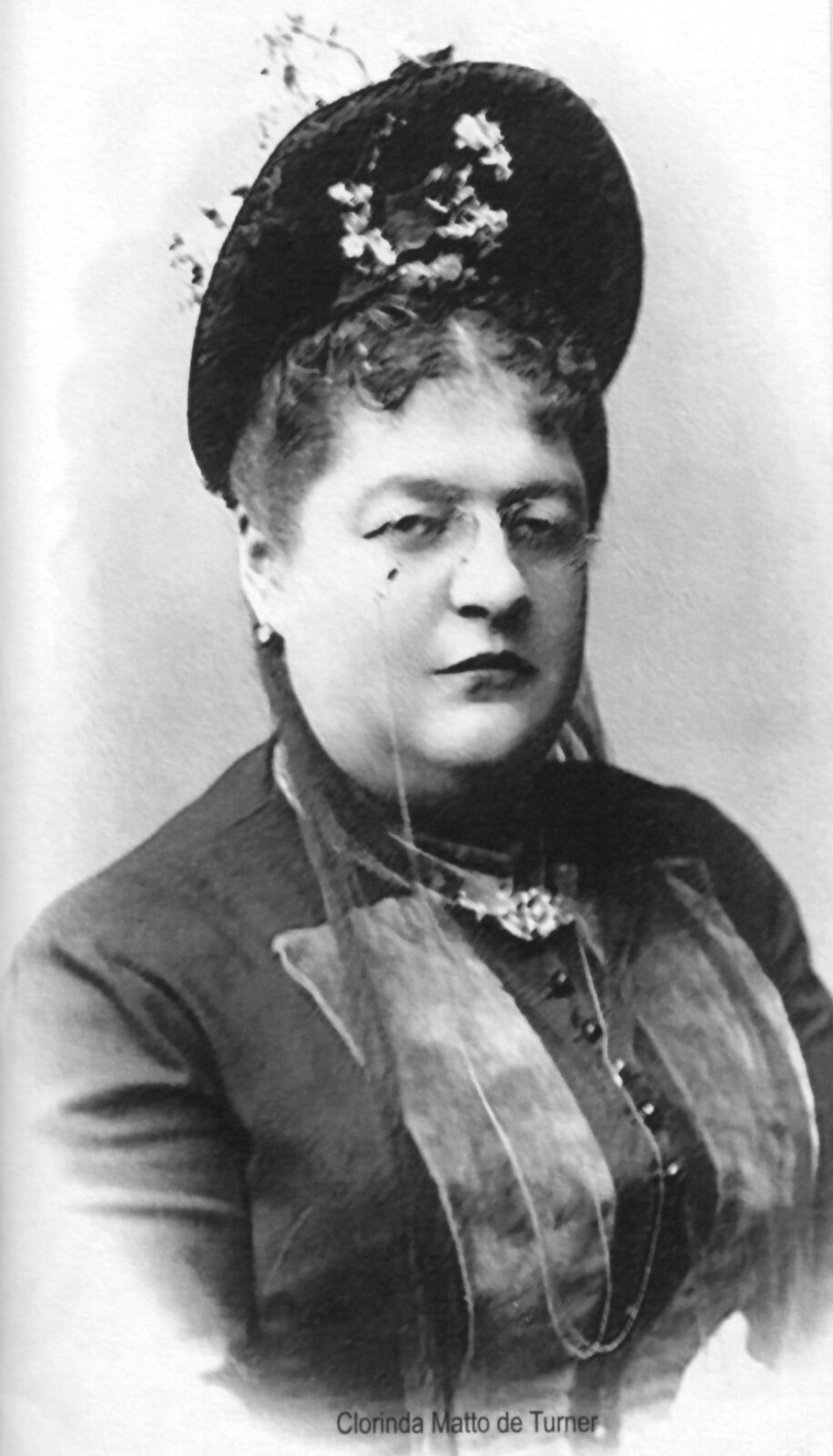 Clorinda Matto de Turner: elegancia en blanco y negro