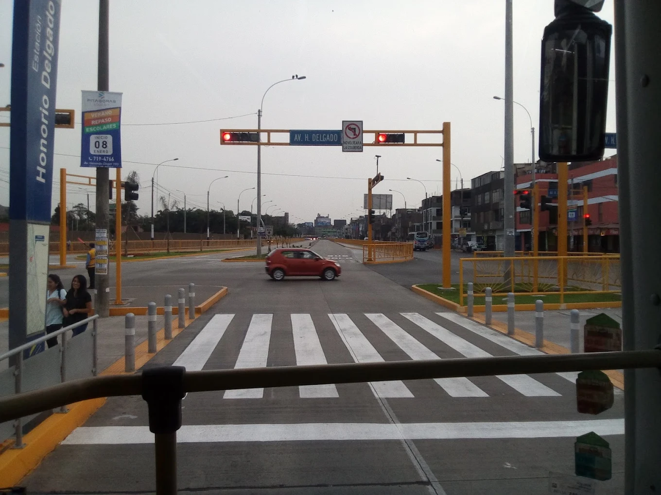 Cruzando Honorio Delgado: Un día en el Metropolitano