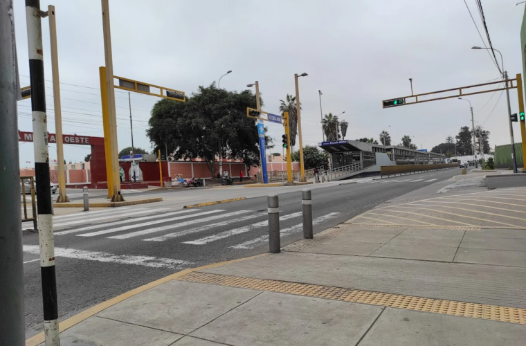 Cruzando la avenida en la estación Escuela Militar