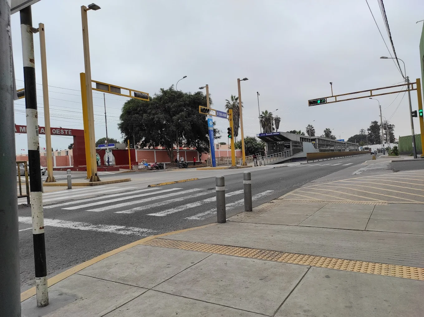 Cruzando la avenida en la estación Escuela Militar
