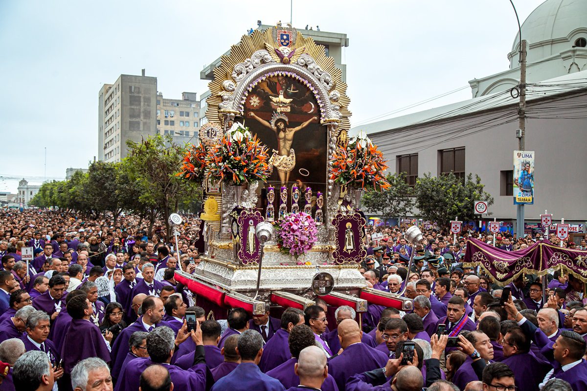 Devoción morada: El Señor de los Milagros en procesión