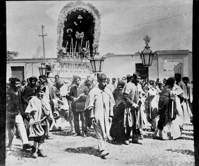 Devotos acompañan al Señor de los Milagros