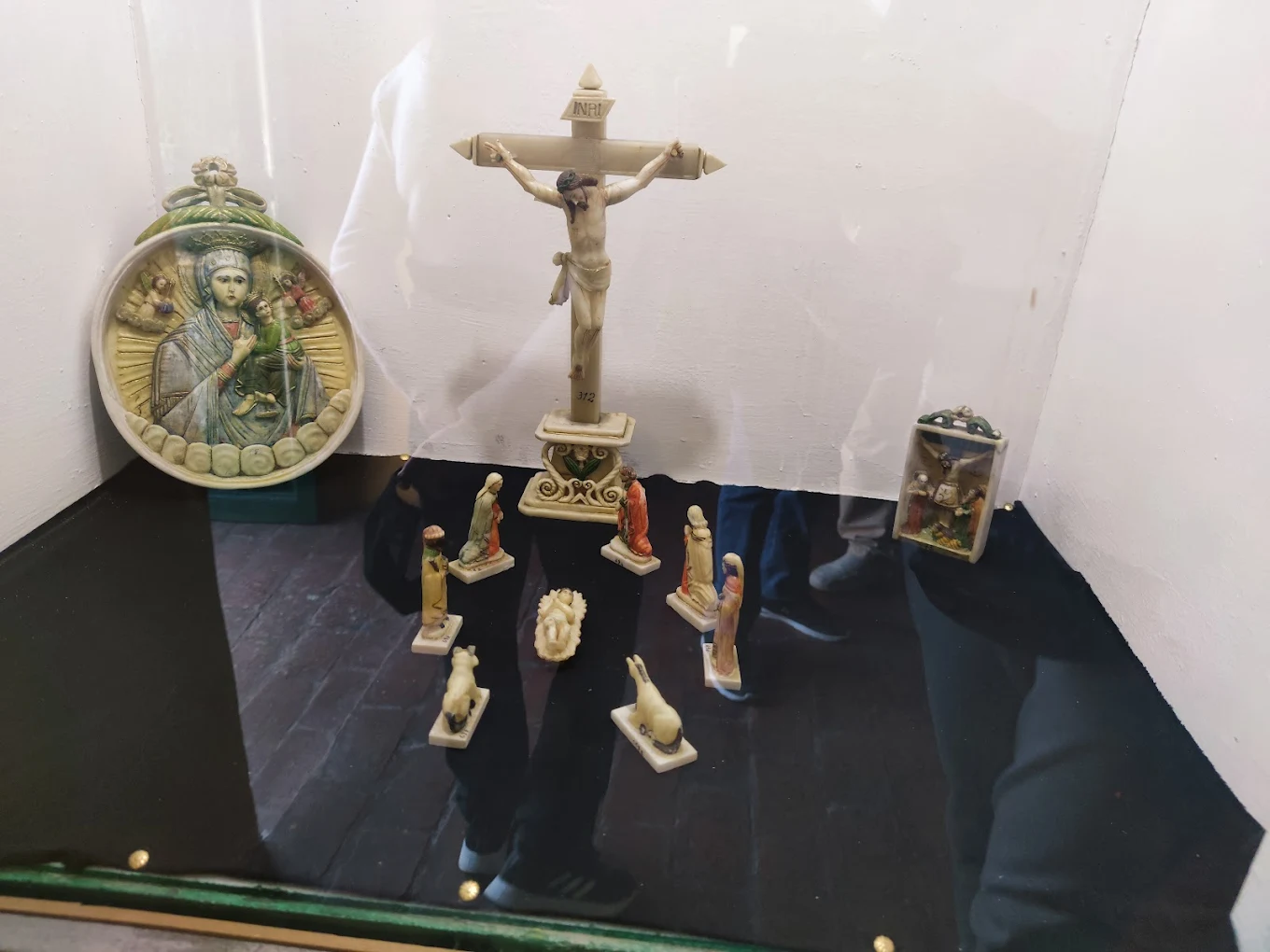Escenas religiosas en exhibición: arte sacro en miniatura