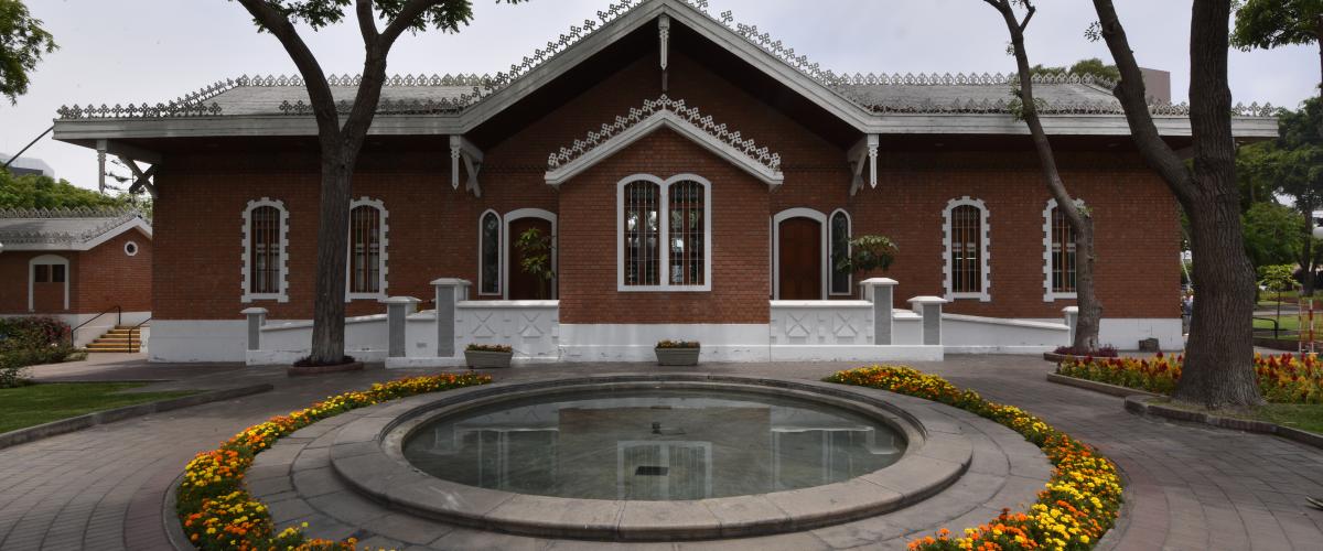 Fachada de ladrillo y jardín en museo