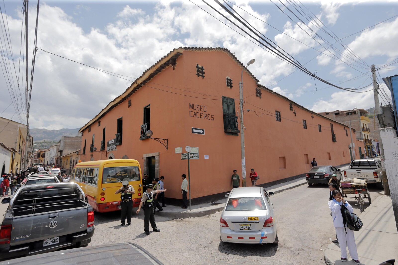 Fachada del Museo Cáceres y tráfico vehicular