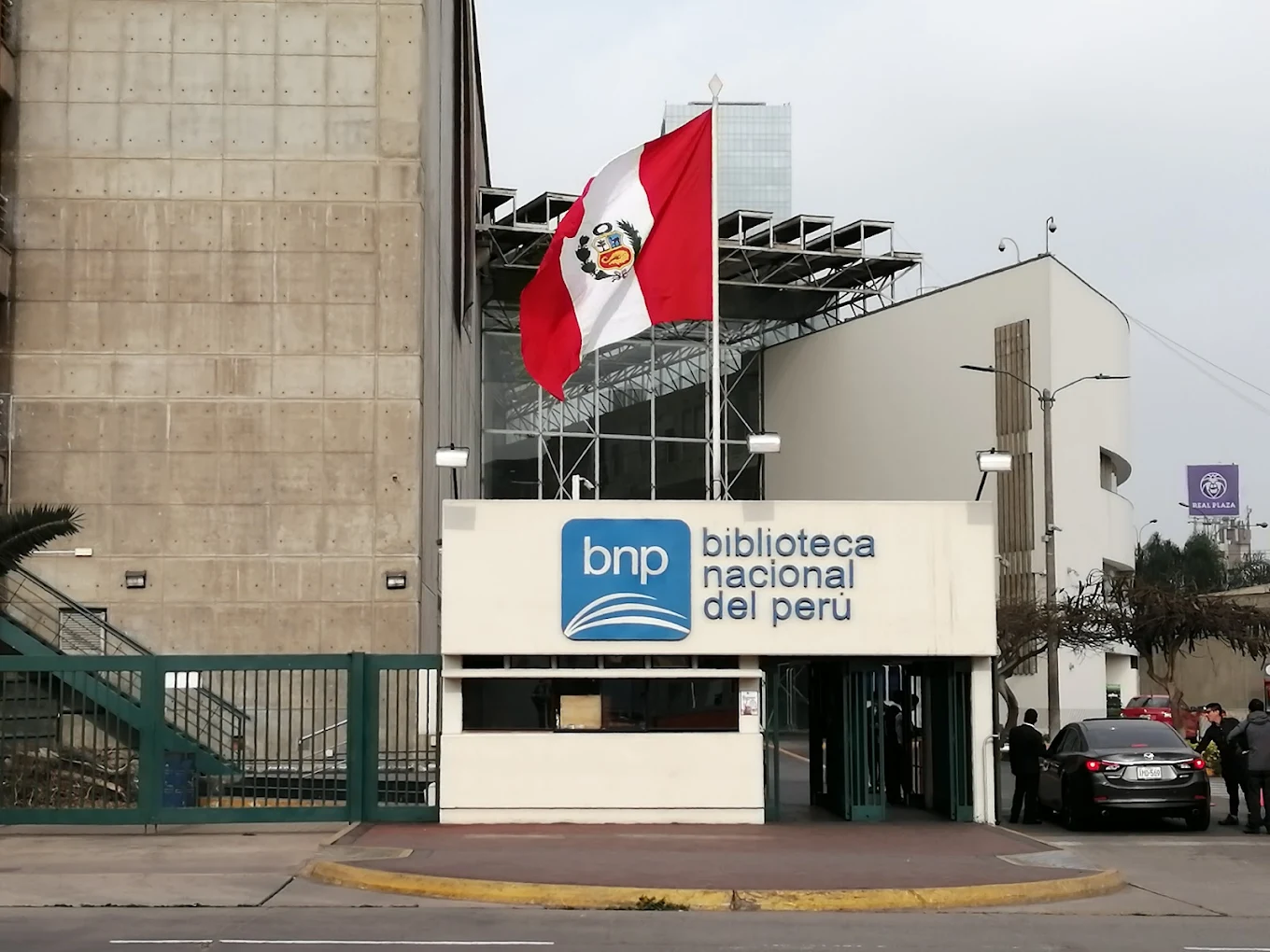 Fachada principal de la Biblioteca Nacional del Perú