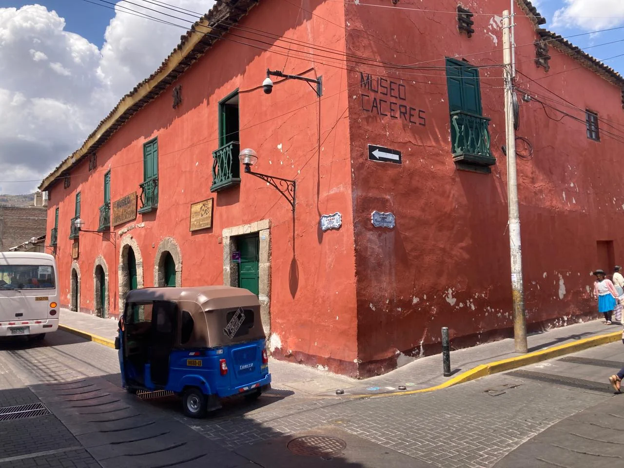Fachada rojiza del Museo Cáceres en Ayacucho