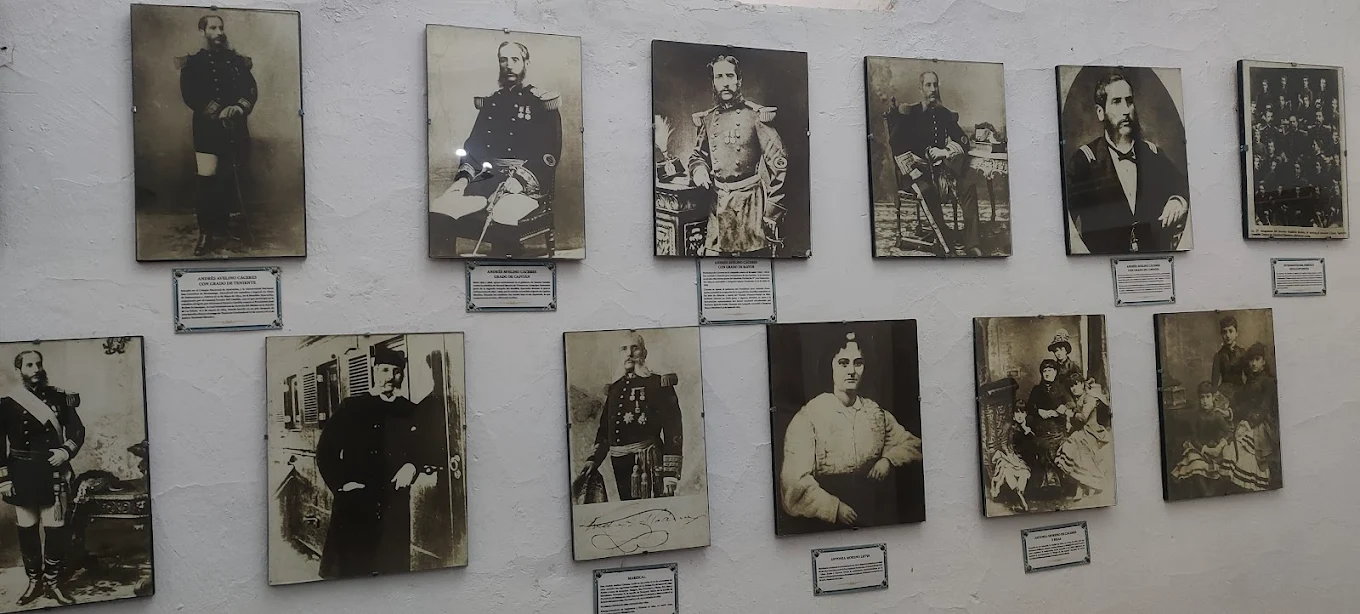 Galería de retratos históricos en el Museo Cáceres