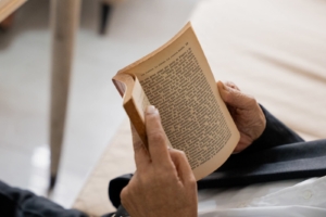 Lectura profunda: un libro abierto en las manos