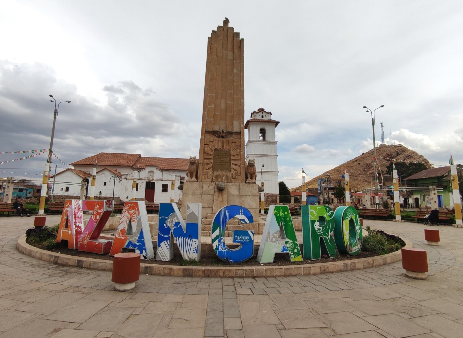 Letras coloridas dan la bienvenida en la plaza de Azángaro