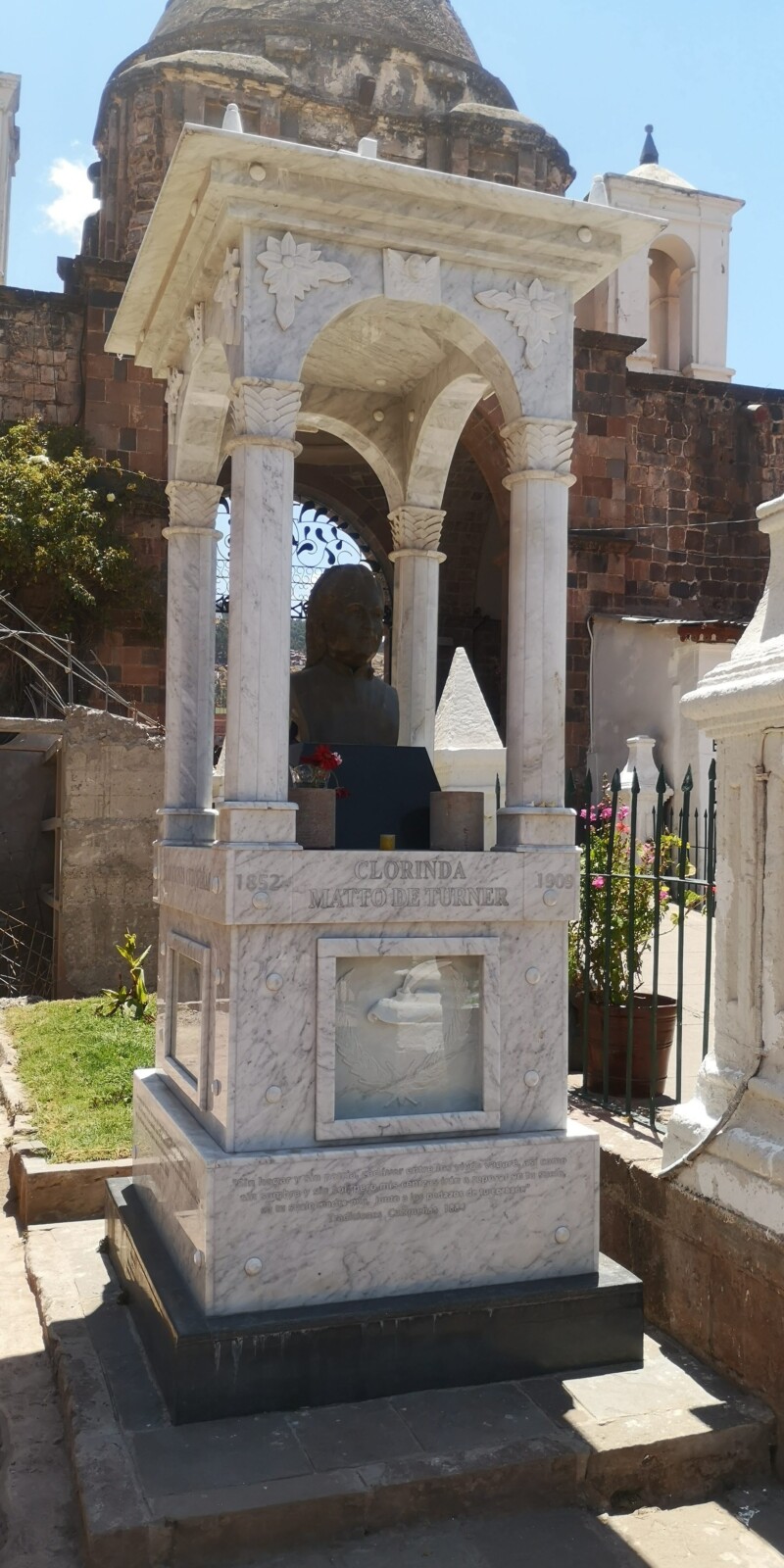 Mausoleo de Clorinda Matto de Turner en mármol