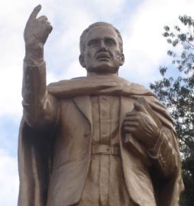 Arguedas: estatua con libro y dedo acusador