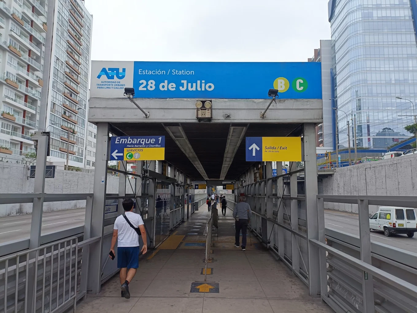 Metropolitano: Acceso a la estación 28 de Julio
