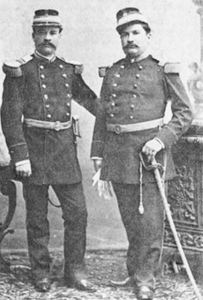 Militares peruanos posan con sus uniformes y espadas