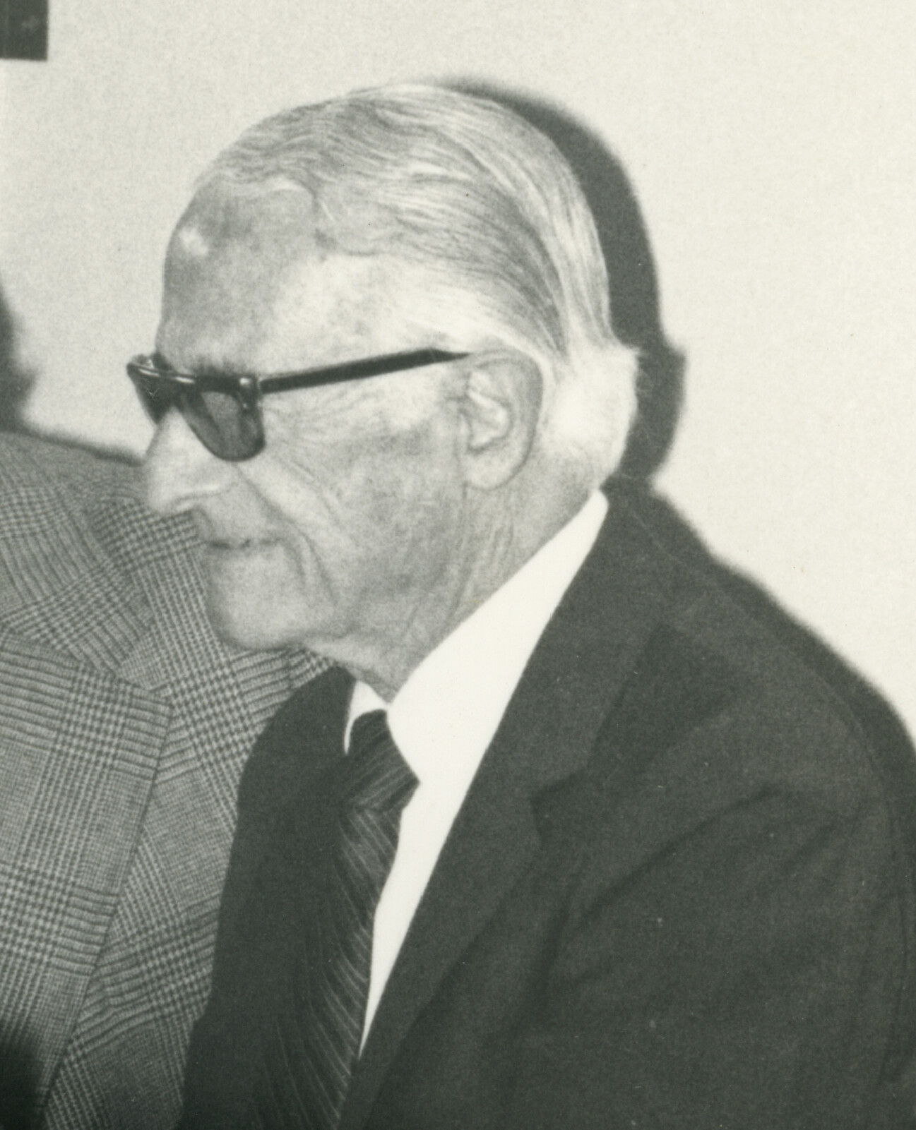 Miró: retrato en blanco y negro con gafas