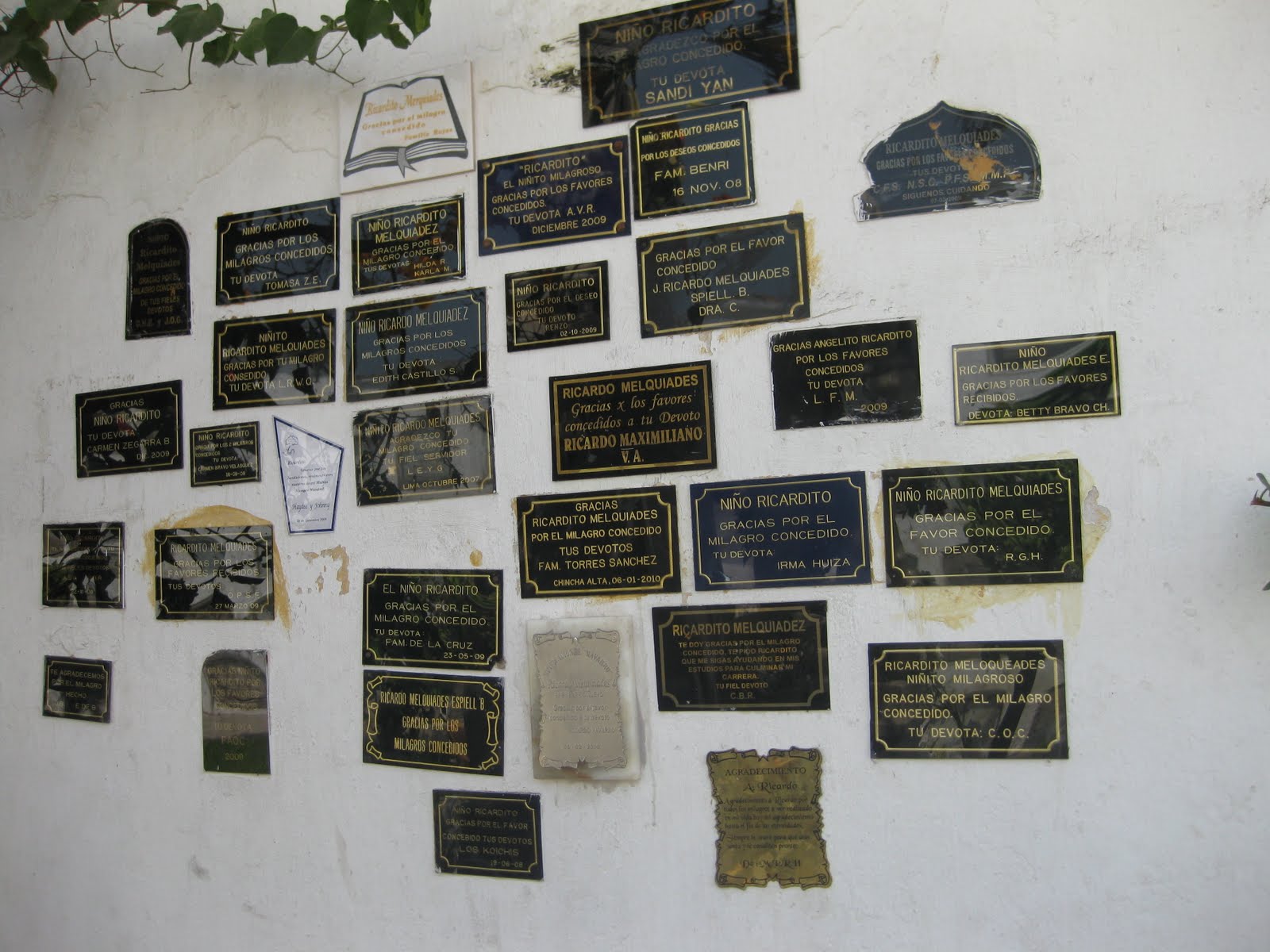 Muro de gratitud: placas a Ricardito Melquiades