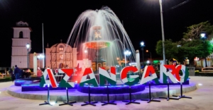 Noche iluminada en la Plaza Mayor de Azángaro