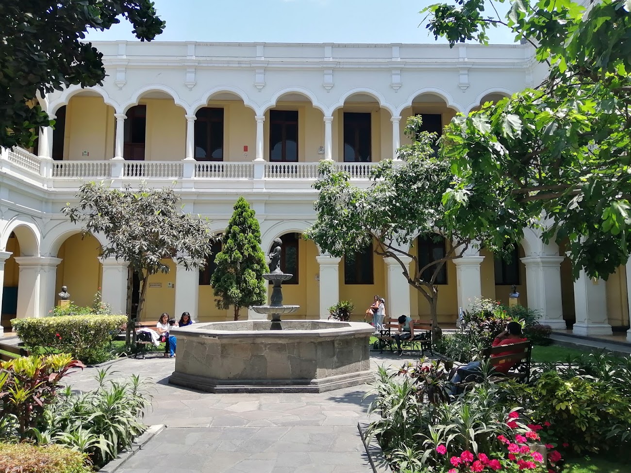 Patio interior de la Biblioteca Nacional del Perú