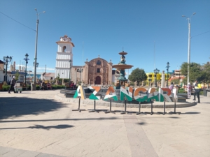 Plaza Mayor de Azángaro, Puno: un día soleado