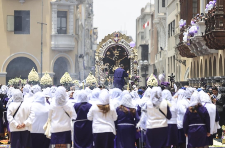 Procesión del Señor de los Milagros en Lima