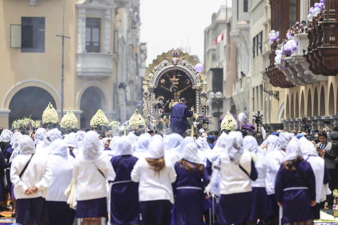 Procesión del Señor de los Milagros en Lima