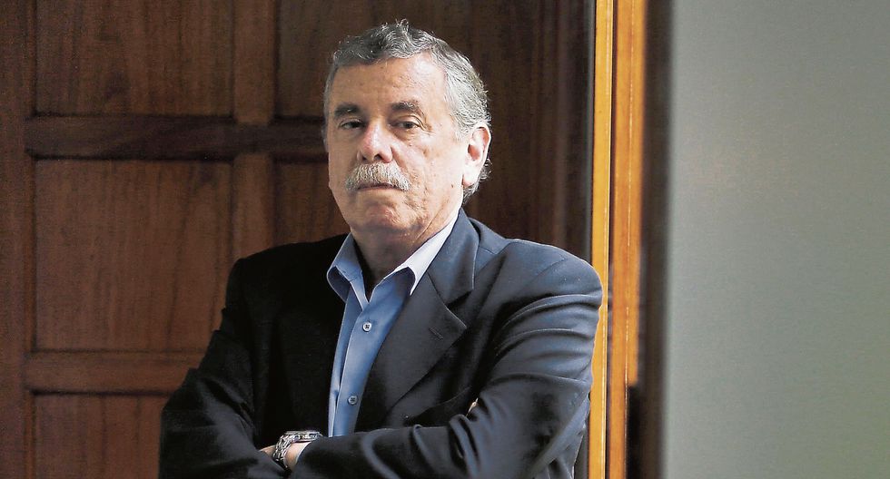 Retrato de Fernando Rospigliosi con los brazos cruzados