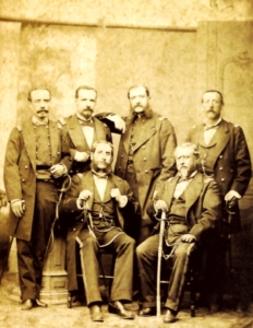 Retrato de grupo: militares peruanos en uniforme formal
