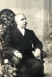 Retrato de Manuel González Prada en elegante sillón