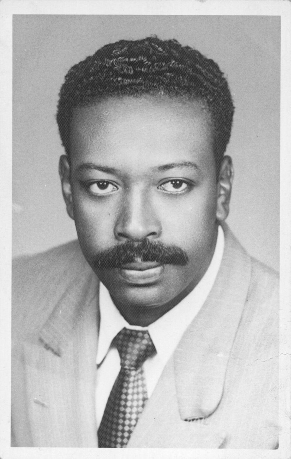 Retrato de Nicomedes Santa Cruz: Elegancia y presencia