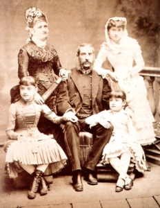 Retrato familiar de Andrés Avelino Cáceres y su familia