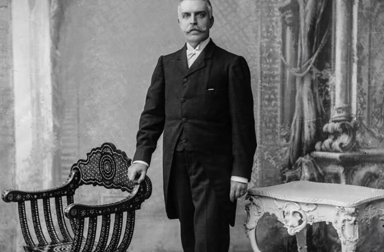 Retrato formal con bigote prominente y elegante vestimenta