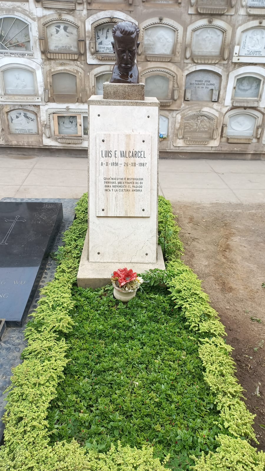 Rindiendo homenaje: tumba de Luis E. Valcárcel