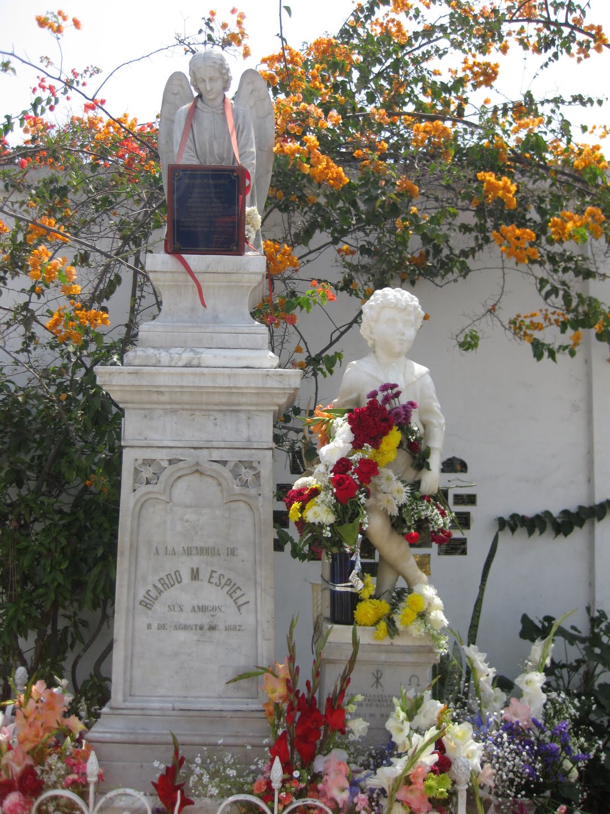 Esculturas de ángeles y flores en un cementerio