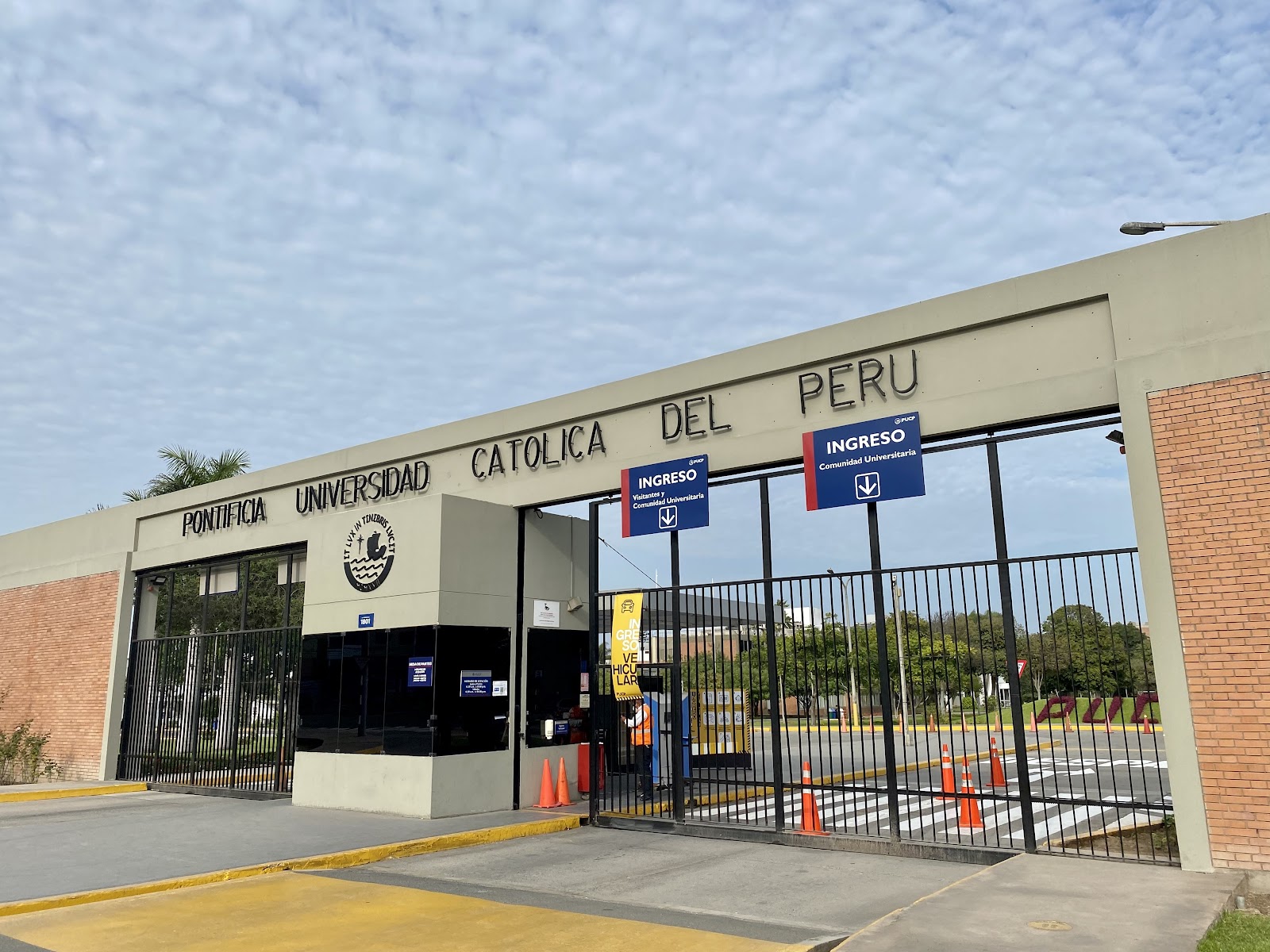 Acceso principal a la Pontificia Universidad Católica del…