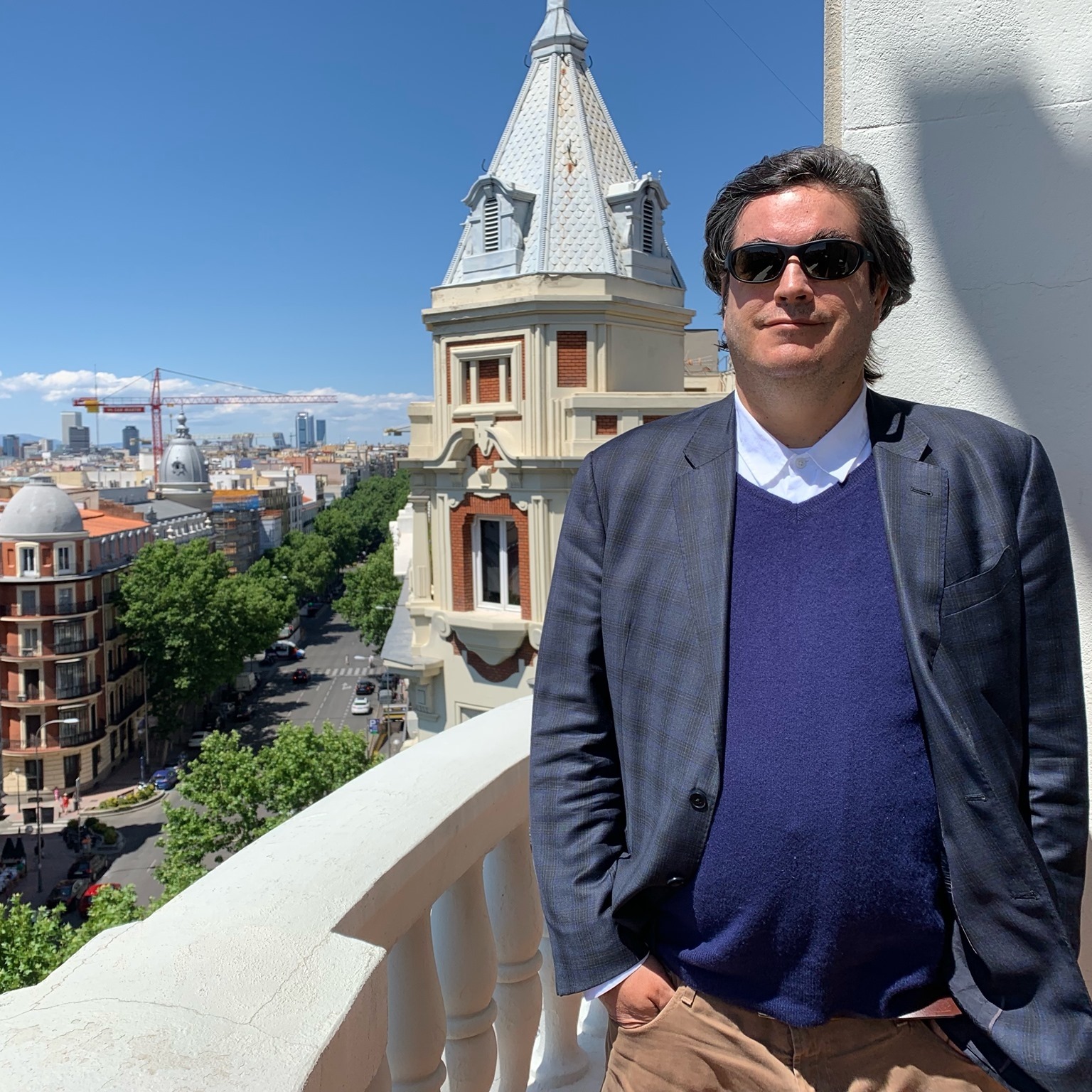 Bayly con vistas urbanas y cielo despejado