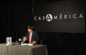 Bayly presenta su trilogía en Casa de América