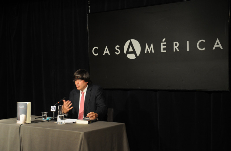 Bayly presenta su trilogía en Casa de América