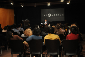 Bayly presenta su trilogía en Casa de América