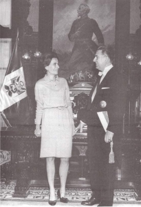 Belaúnde Terry y Violeta Correa Miller, retrato de Cáceres al fondo