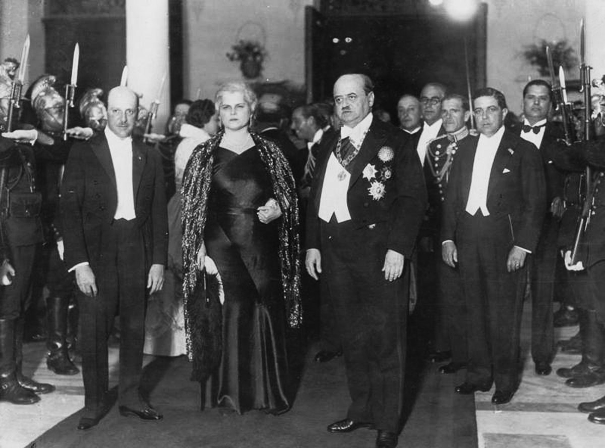 Benavides y su esposa, recibidos con honores